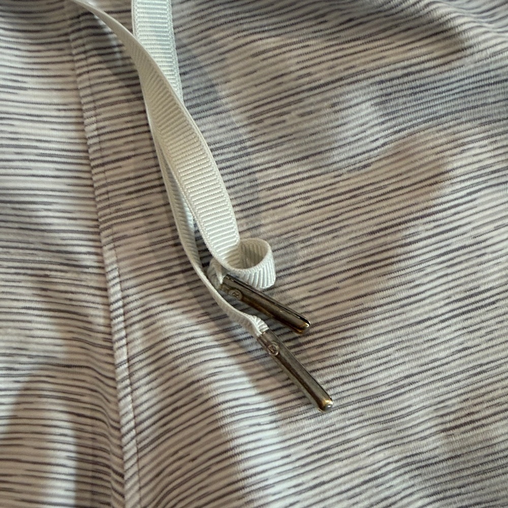 Women's Lululemon On The Fly Short size 10 - Picture 8 of 10
